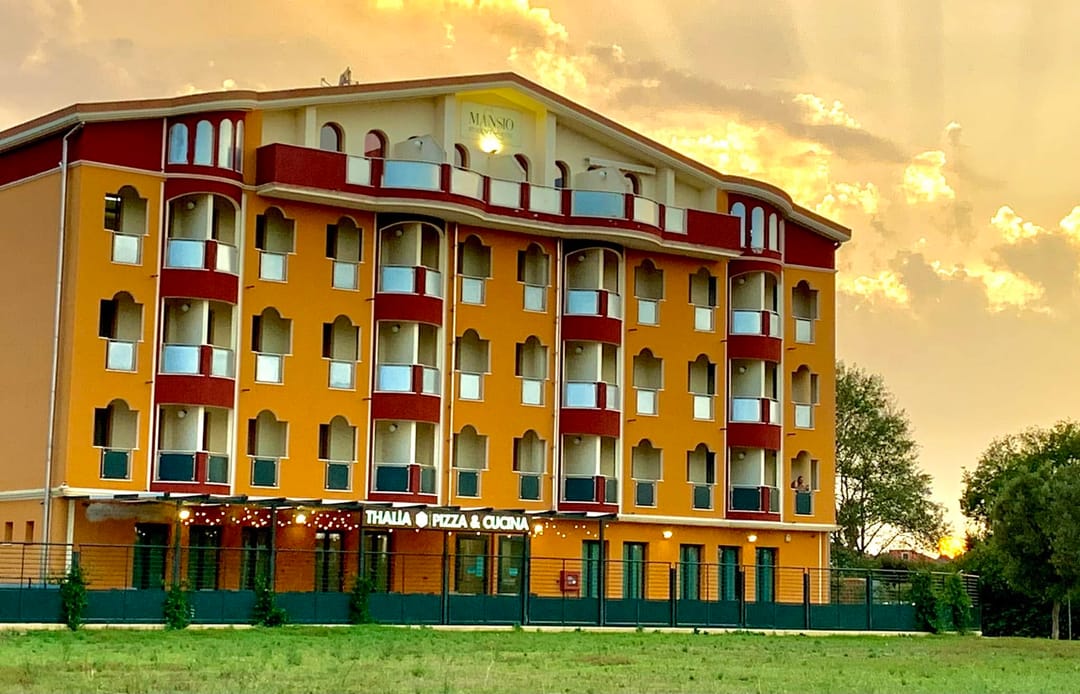 Fachada del Mansio Residence & Hotel en Elmas